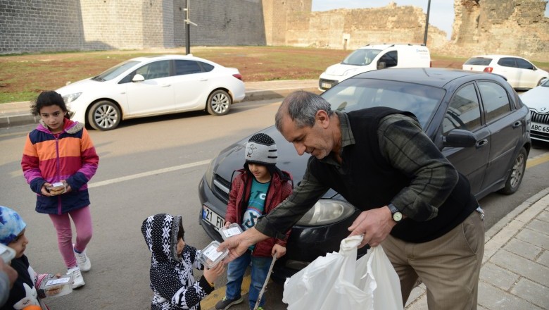Diyarbakırda vatandaşların kandil ikramı