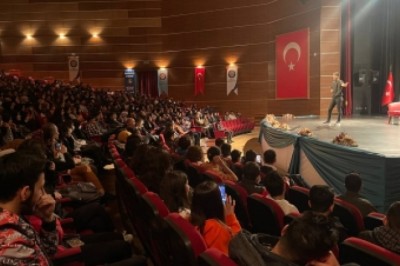 Öğrenciler Stand-Up gösterisi ile eğlendi