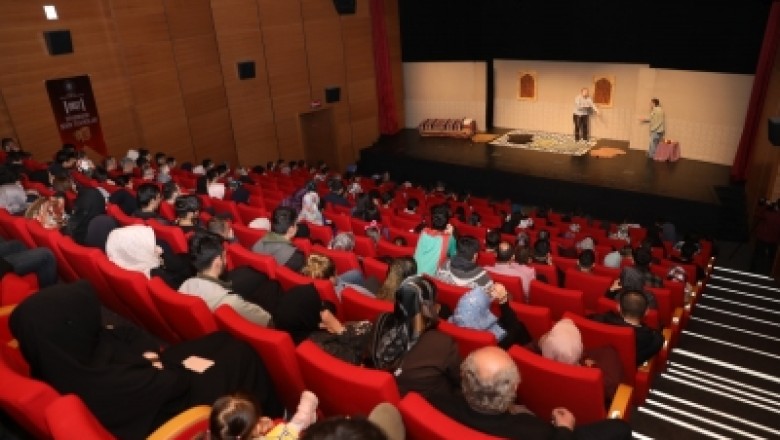 “Ziyafet Sofrası” tiyatro oyunu Diyarbakır’da sahnelendi