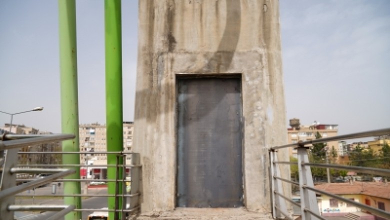 Bağlar’da üst geçitteki asansör kapısı kapatıldı