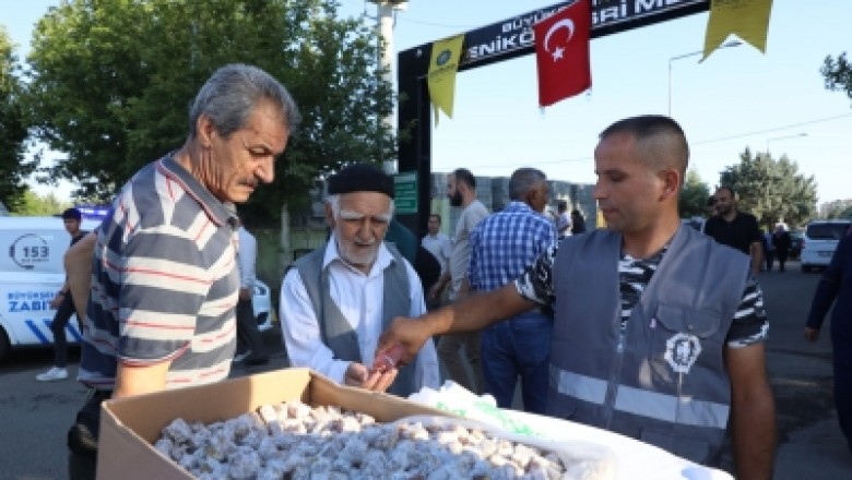 Kurban bayramında kabir ziyareti yapan vatandaşlara şeker ve lokum ikramı