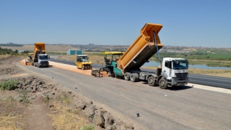 Bozulan yollar yenileniyor