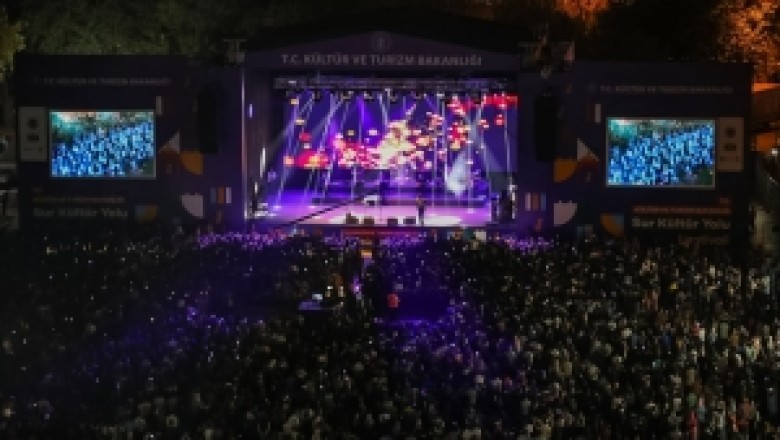 Sur Kültür Yolu Festivali 10 binlerce kişinin katılımıyla başladı